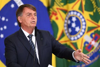 El gobierno de Bolsonaro volvió a cortarse solo