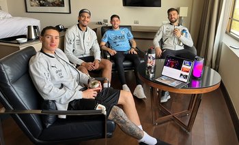 Darwin Núñez, Ronald Araujo, Federico Valverde y Diego Rossi compartieron un rato en una de las habitaciones antes del partido con Chile