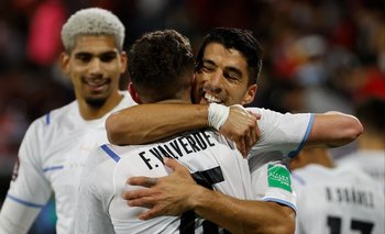 Luis Suárez y Federico Valverde celebran el 2-0 de Uruguay ante Chile