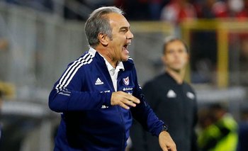 Martín Lasarte dirigiendo a Chile ante Uruguay; puede haber sido su último partido al frente de la roja