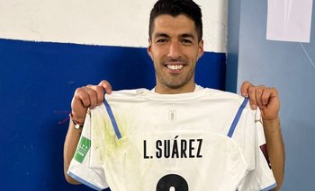 Luis Suárez se quedó con la camiseta de Uruguay con la que quedó como máximo goleador histórico de las Eliminatorias Sudamericanas