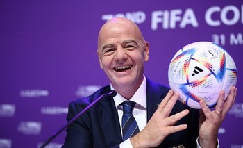 Gianni Infantino, presidente de FIFA, con la pelota oficial del Mundial 2022