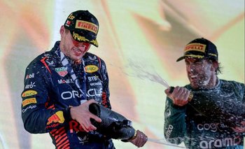 Fernando Alonso le tira champán a Max Verstappen en el podio
