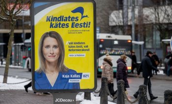 Anuncio que muestra a Kaja Kallas, primera ministra saliente de Estonia