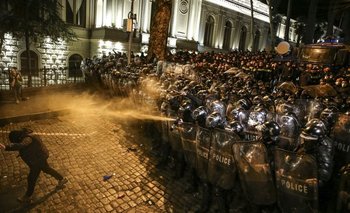 Miles de decenas de georgianos intentaron derribar las puertas del patio del Parlamento nacional