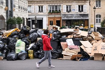 Hay toneladas de basura en las calles de París por huelga de recolectores