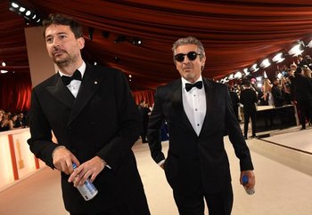 Santiago Mitre y Ricardo Darín en la ceremonia de los premios Oscar