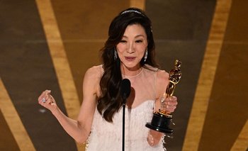Michelle Yeoh con el Oscar a Mejor actriz