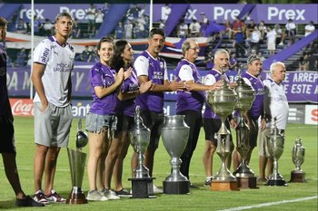 Defensor Sporting presentó en cancha sus principales trofeos
