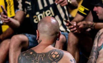 El espectacular tatuaje de Peñarol que lució un hincha en el Campeón del Siglo