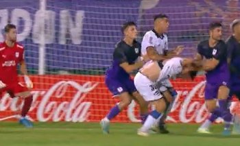 Rodrigo Pérez de Defensor Sporting, toma de la cabeza a Matías Zunino de Liverpool y lo tira en el área