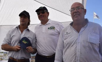 Luis Lacalle Pou, Richard Skorubski, y Jorge Andrés Rodríguez, presidente de la Asociación Rural de Soriano.