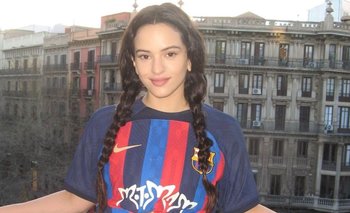 Rosalía con la La camiseta que llevará FC Barcelona en el clásico