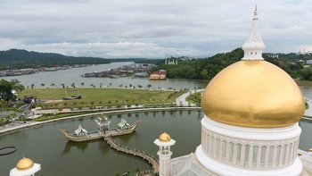 Mezquitas doradas y letreros árabes reciben a los visitantes que ingresan a la pequeña nación de Brunéi.