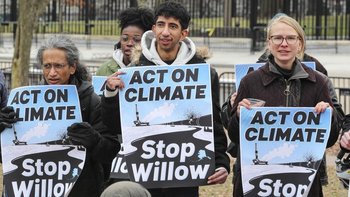 Activistas protestan contra el Proyecto Willow y alertan contra el impacto climático