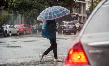 Según el instituto, "en zonas de tormentas se podrán registrar lluvias intensas en cortos períodos, ocasional caída de granizo, intensa actividad eléctrica y rachas de viento fuertes".