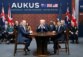 Anthony Albanese, primer ministro de Australia, Joe Biden, presidente de Estados Unidos, y Rishi Sunak, primer ministro de Reino Unido