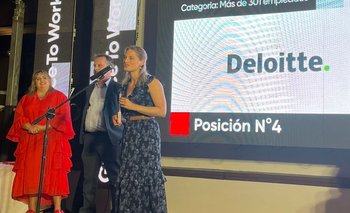 Lucía Muñoz, socia líder de Consultoría en Capital Humano de Deloitte, recibiendo el premio