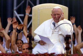  Juan Pablo II es visto como un héroe nacional en su Polonia natal, no solo porque se convirtió en la cabeza de la Iglesia Católica y el primer Papa no italiano desde el siglo XVI, sino también por su fuerte oposición al comunismo