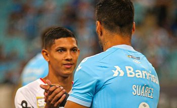 La cara del delantero de Ferroviário, Erick Pulga, de 22 años, lo dice todo, mientras saluda a Luis Suárez