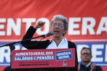 La secretaria general del sindicato CGTP, Isabel Camarinha, se dirige a los manifestantes: “¡Todos a Lisboa! ¡Aumento general de salarios y pensiones! emergencia nacional”