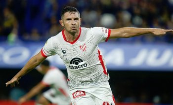 Adrián Martínez celebra su gol a Boca en La Bombonera