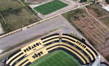 Una de las canchas de la Ciudad Deportiva de Peñarol, lindera con el Estadio Campeón del Siglo, ya está terminada