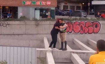 El momento en el que uno de los policías alcanza y abraza a la joven