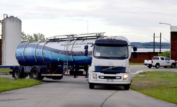 Camión cisterna de OSE transporta agua potable desde Laguna del Sauce hasta Minas. (Foto archivo)