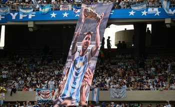 Gigantografía de Messi en la tribuna