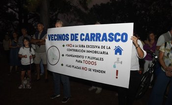 Reunión de vecinos de Carrasco en la plaza Lieja