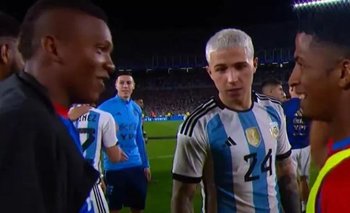 Dos jugadores de Panamá, se pelean por la camiseta de Enzo Fernández de Argentina