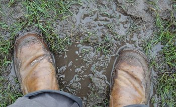 Una foto muy esperada: botas embarradas luego del regreso de las lluvias.