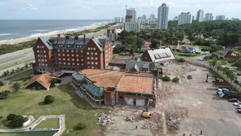 El derrumbe del hotel San Rafael de Punta del Este, donde el grupo Cipriani construirá un nuevo complejo con casino privado