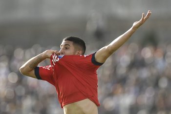 Santiago Rodríguez celebra su gol