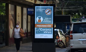 Cartel de prevención contra el coronavirus en una calle de Asunción, a principios de la pandemia en 2020