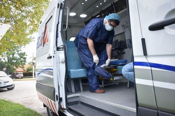 Médico de emergencia móvil atendiendo durante la pandemia de coronavirus en Uruguay