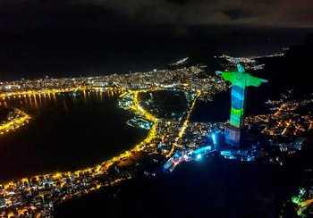 Bandera brasileña proyectada en el Cristo Redentor de Río de Janeiro