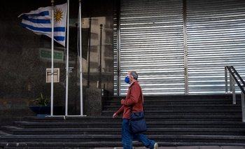 Un hombre de tapaboca camina por el centro de Montevideo