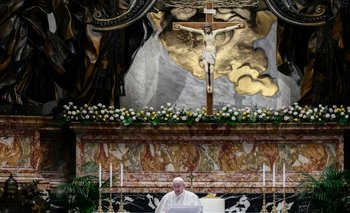 El Papa Francisco habla antes de entregar su Bendición Urbi et Orbi, después de celebrar la Misa de Pascua el 4 de abril de 2021 en la Basílica de San Pedro