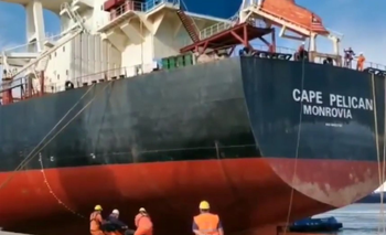 El buque Cape Pelican en el puerto de Montevideo