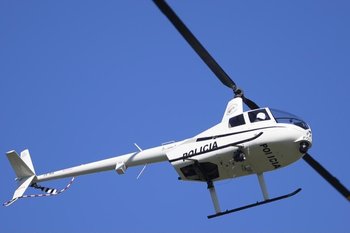 Uno de los cuatro helicópteros que tiene el Ministerio del Interior en el aire