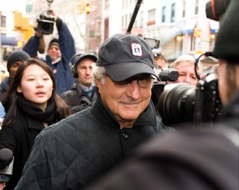 Bernard Madoff camina hacia su apartamento de Nuevo York por la avenida Lixington, en 2008