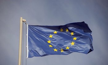 Bandera flameante de la Unión Europea