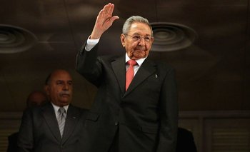 Raúl Castro saludando