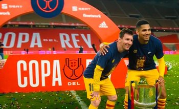 Ronald Araújo y Lionel Messi posan con el trofeo de la Copa del Rey que le ganaron este sábado con Barcelona a Athletic de Bilbao por 4-0