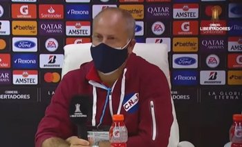 Alejandro Cappuccio en la conferencia de prensa tras la derrota ante Argentinos
