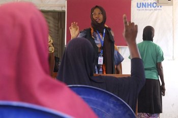 Alumnas levantan la mano durante una clase en el Alto Comisionado de las Naciones Unidas para los Refugiados