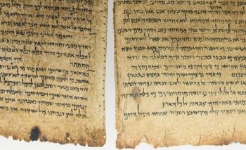 Los Rollos del Mar Muerto son más de 900 manuscritos, la mayoría escritos en hebreo, que sirven de testimonio de los textos bíblicos más antiguos que se conozcan.