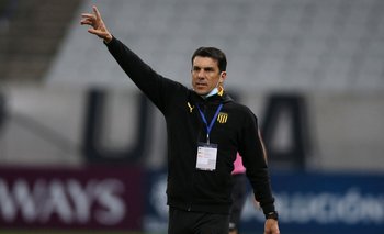 Mauricio Larriera afronta dos clásicos que serán decisivos en su continuidad o no al frente de Peñarol